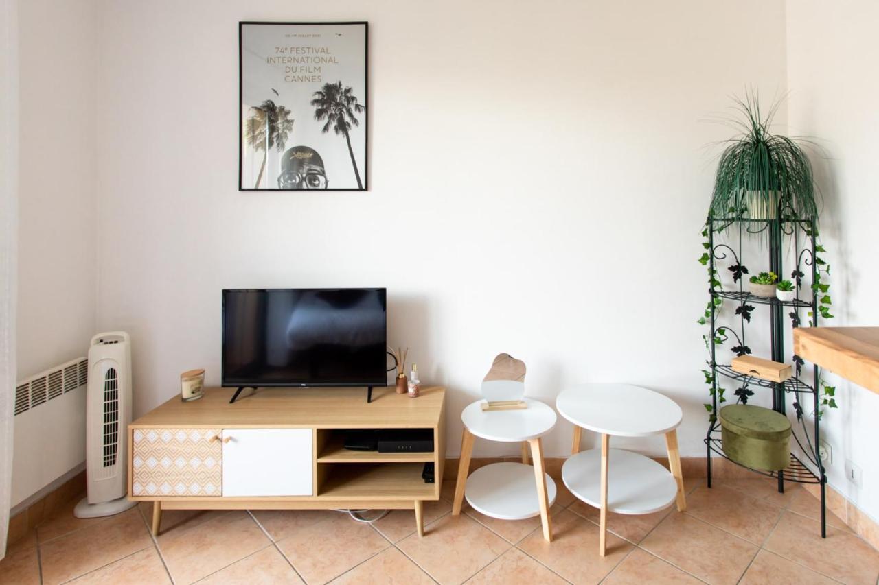 Schönes Studio mit Balkon und Blick auf die Berge in der Nähe aller Annehml Apartment